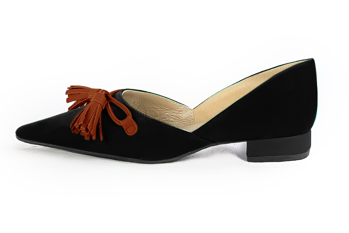Matt black and terracotta orange women's dress pumps, with a knot on the front. Pointed toe. Flat block heels. Profile view - Florence KOOIJMAN